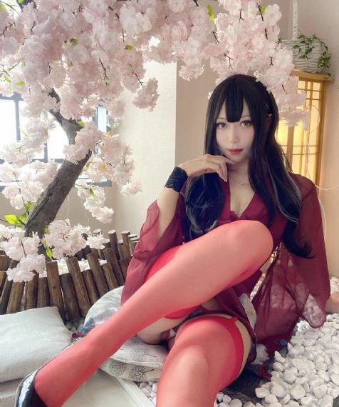 男子被扇耳光后连续击打女子头部